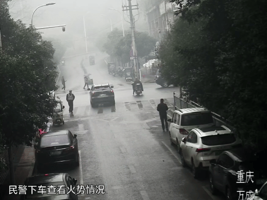 有“警”无险！万盛交警化身“消防员”火速救援
及时守护人民群众的
生命财产安全