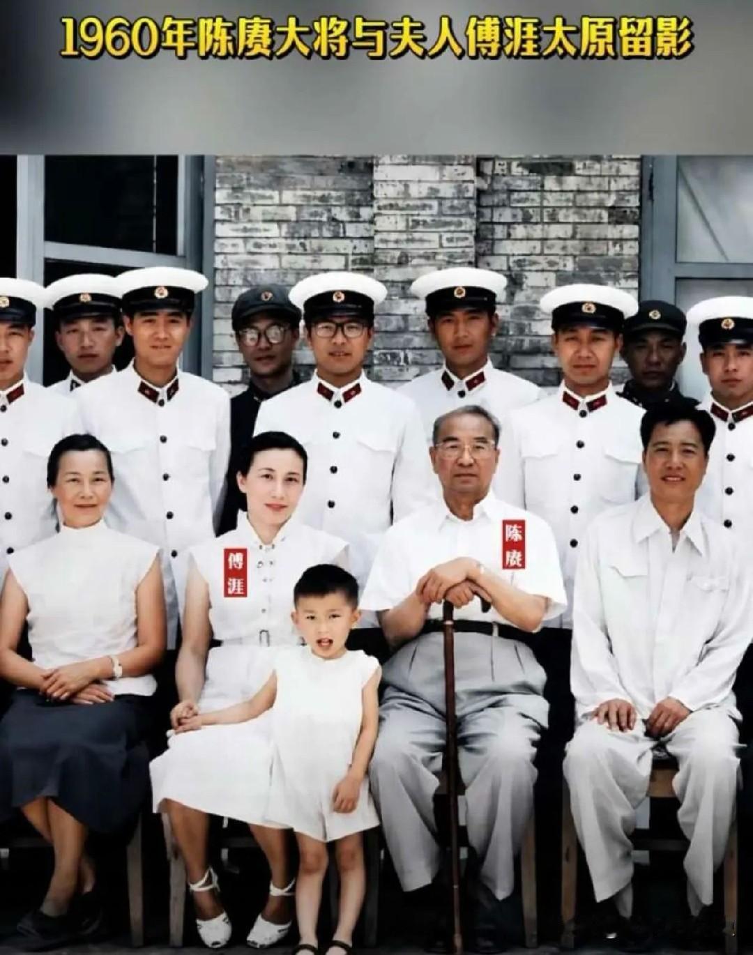 这张1960年的太原合影，定格了陈赓大将与夫人傅涯的珍贵瞬间。
画面里，陈赓拄着