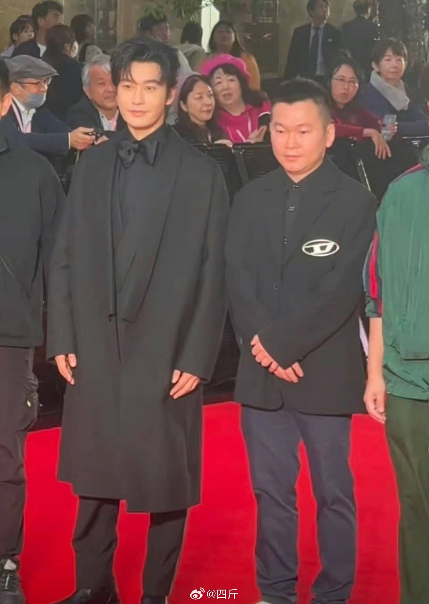 黄晓明出席活动，他这个发量真的不是假发吗？印象中，他之前参加活动的时候，头发没这