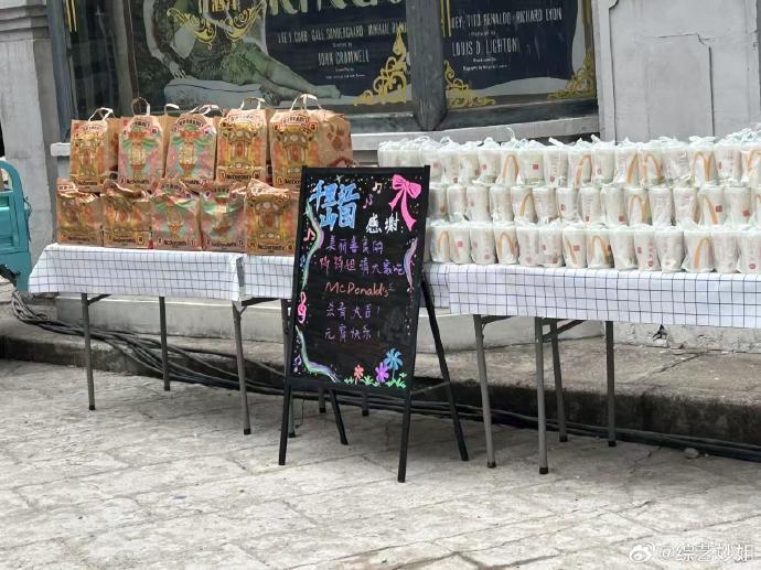 刘诗诗千里江山图杀青请吃麦当劳刘诗诗杀青请剧组吃汉堡 恭喜刘诗诗新剧杀青！《千里