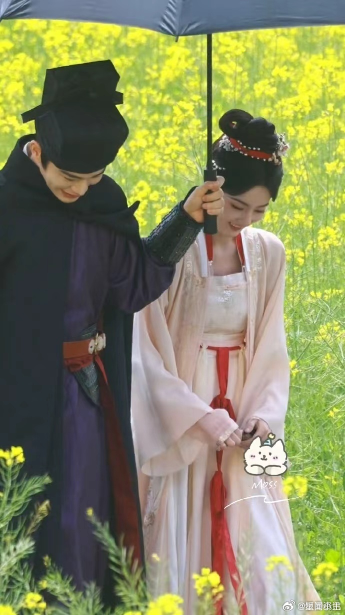 丁禹兮宋祖儿油菜花田氛围感丁禹兮宋祖儿古早武侠味 金灿灿花海衬得丁禹兮宋祖儿颜值