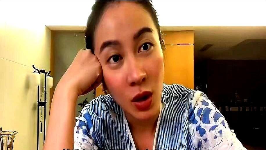 谁能想到，胡杏儿也曾是陈冠希的“迷妹”。

叶璇直播时突然聊起陈冠希，说他现在外