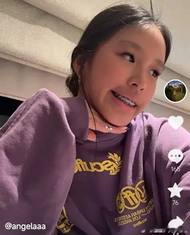 张庭15岁女儿化着精致的妆容，皮肤仍旧黝黑，但多了一丝成熟美丽，可惜了妈妈的好颜