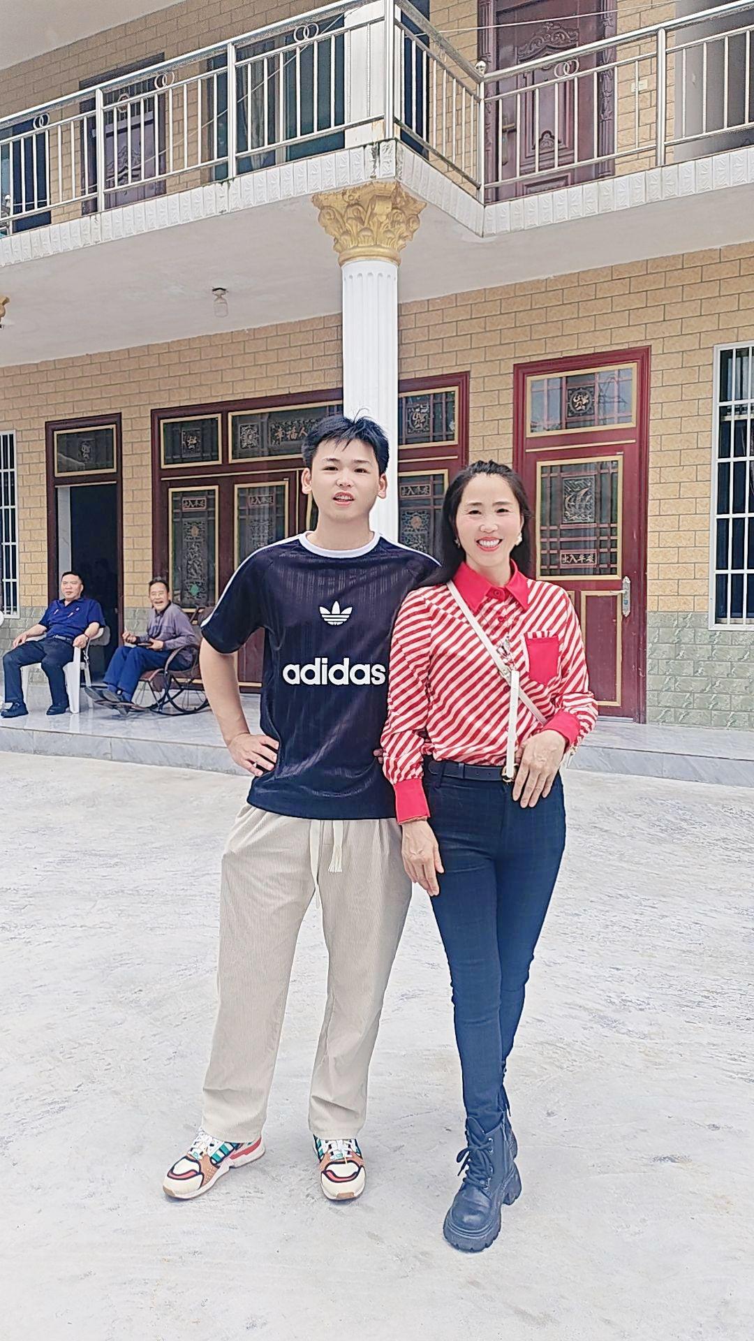 儿子，生你是我意，养你是我责。别人再好都与我无关，你再不好我都喜欢。承蒙你的出现