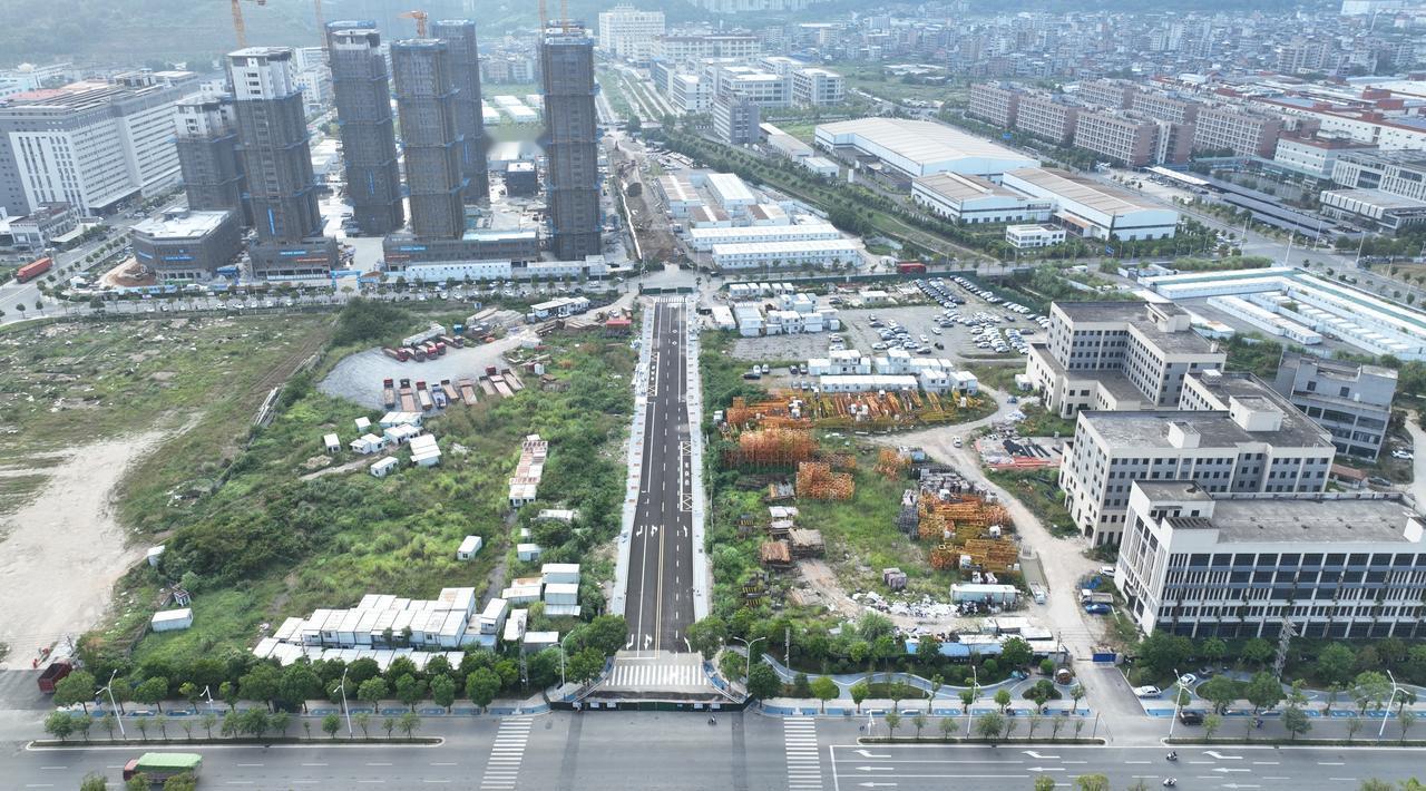 【宁德同心路部分路段已具备通车条件】日前，记者在东侨同心路道路工程施工现场看到，