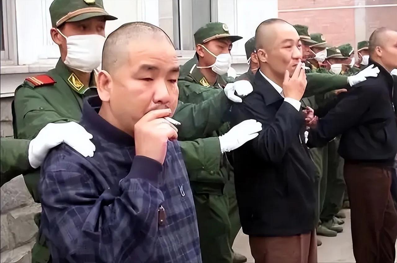 其实，于东来“侠肝义胆”还是一位嫉恶如仇的“虎胆英雄”。1、和“梁三”马仔打架，