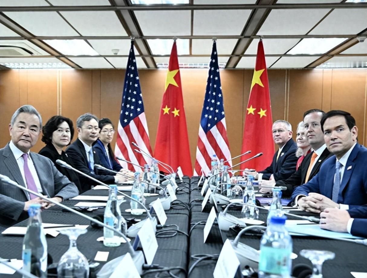 王毅和鲁比奥合了个影，全程零交流！拍完照记者就被撵走，门一关，真正的硬仗才刚开打