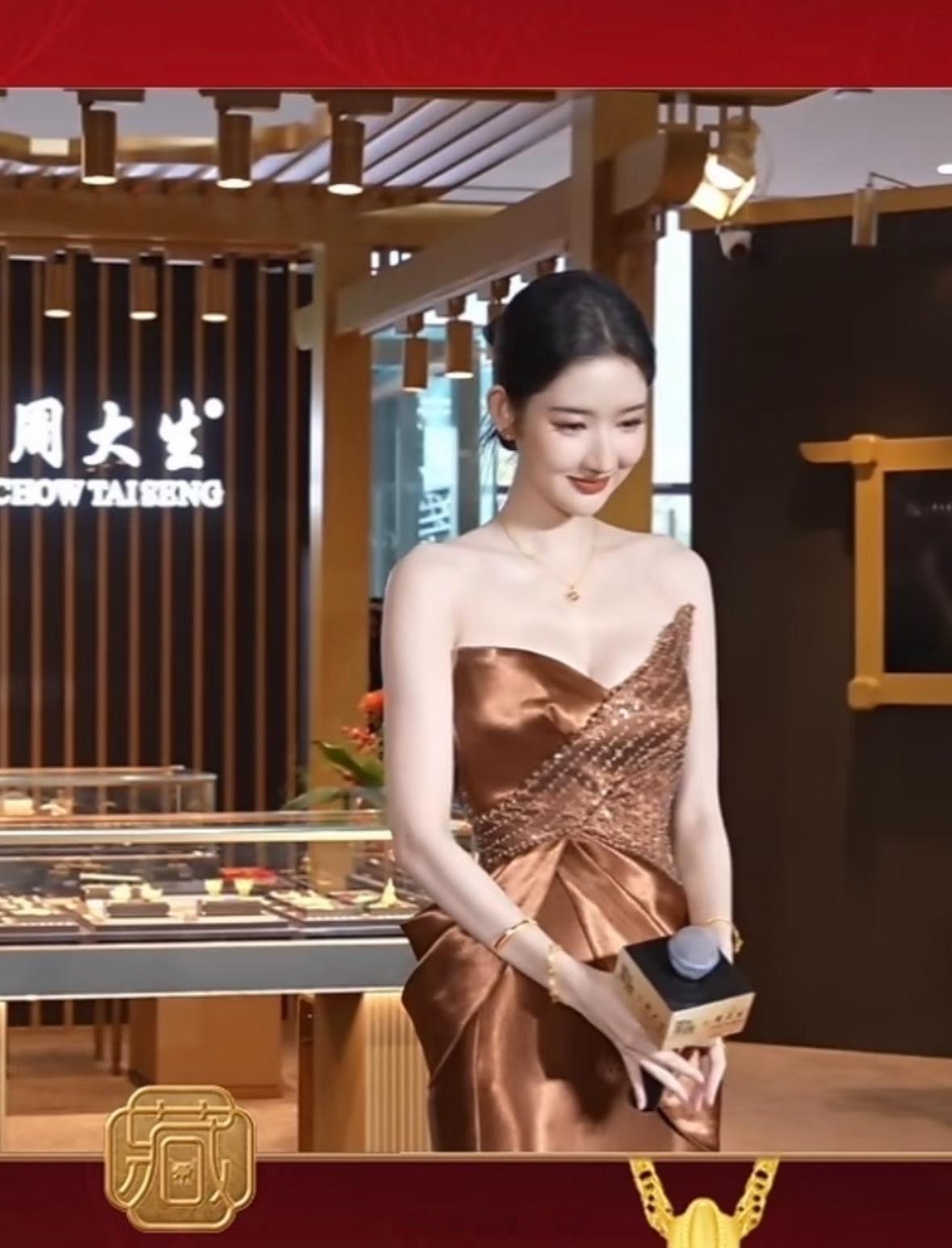 王玉雯棕色抹胸长裙王玉雯南宁活动状态 完全女神来的 