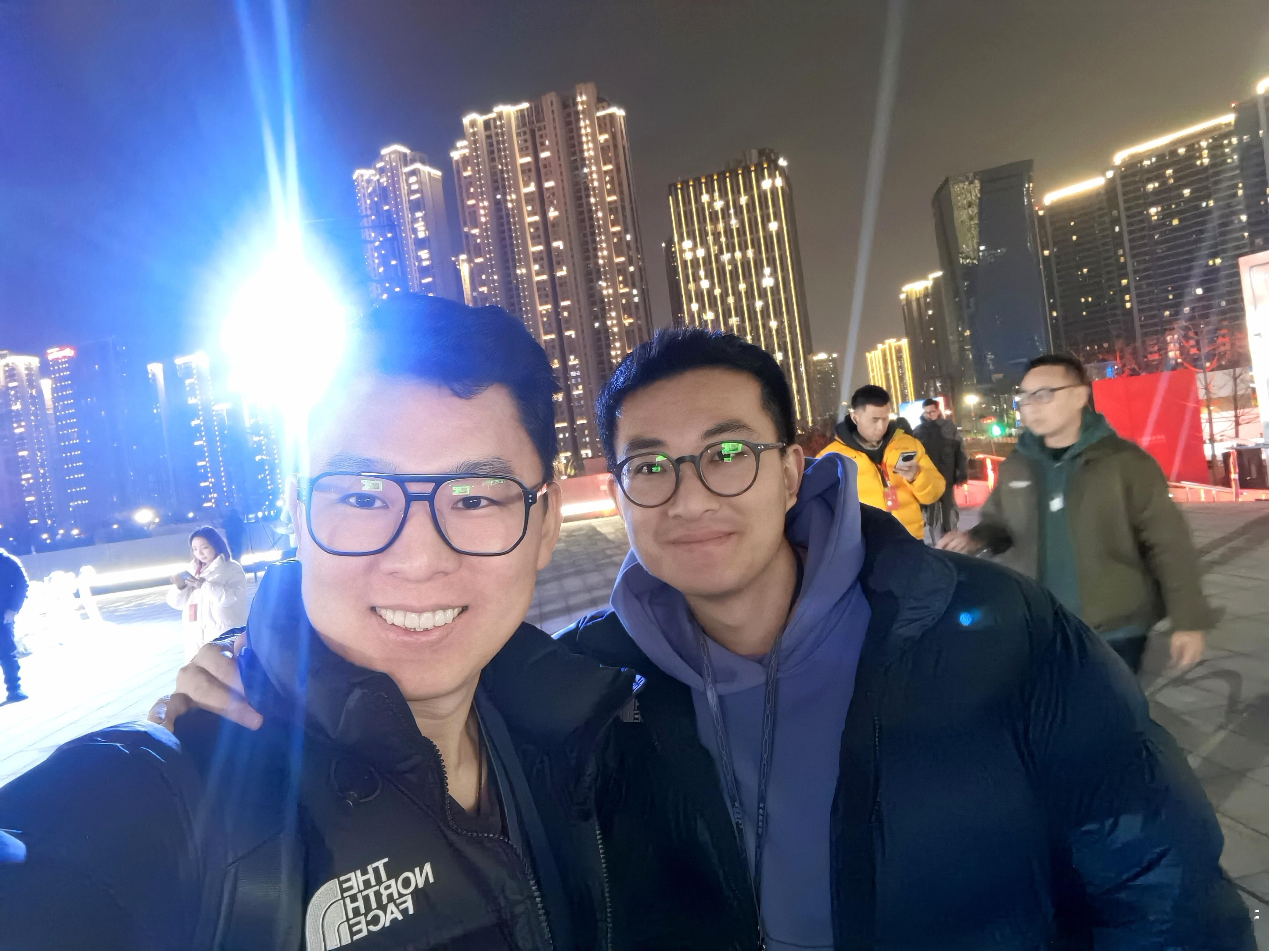 偶遇朋友是最开心的事。 ​​​