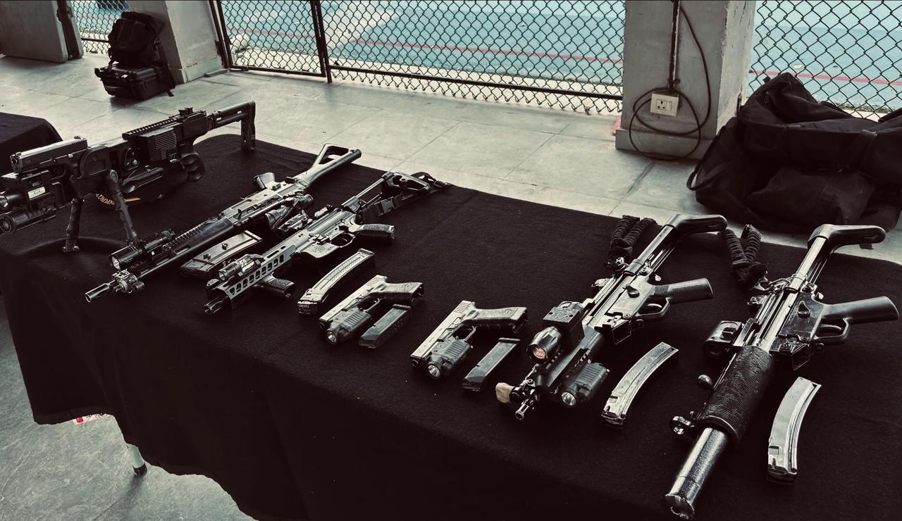 印度NSG黑猫展示轻武器
CSWS拐弯枪、SG 551 SB、MPX、2 x G