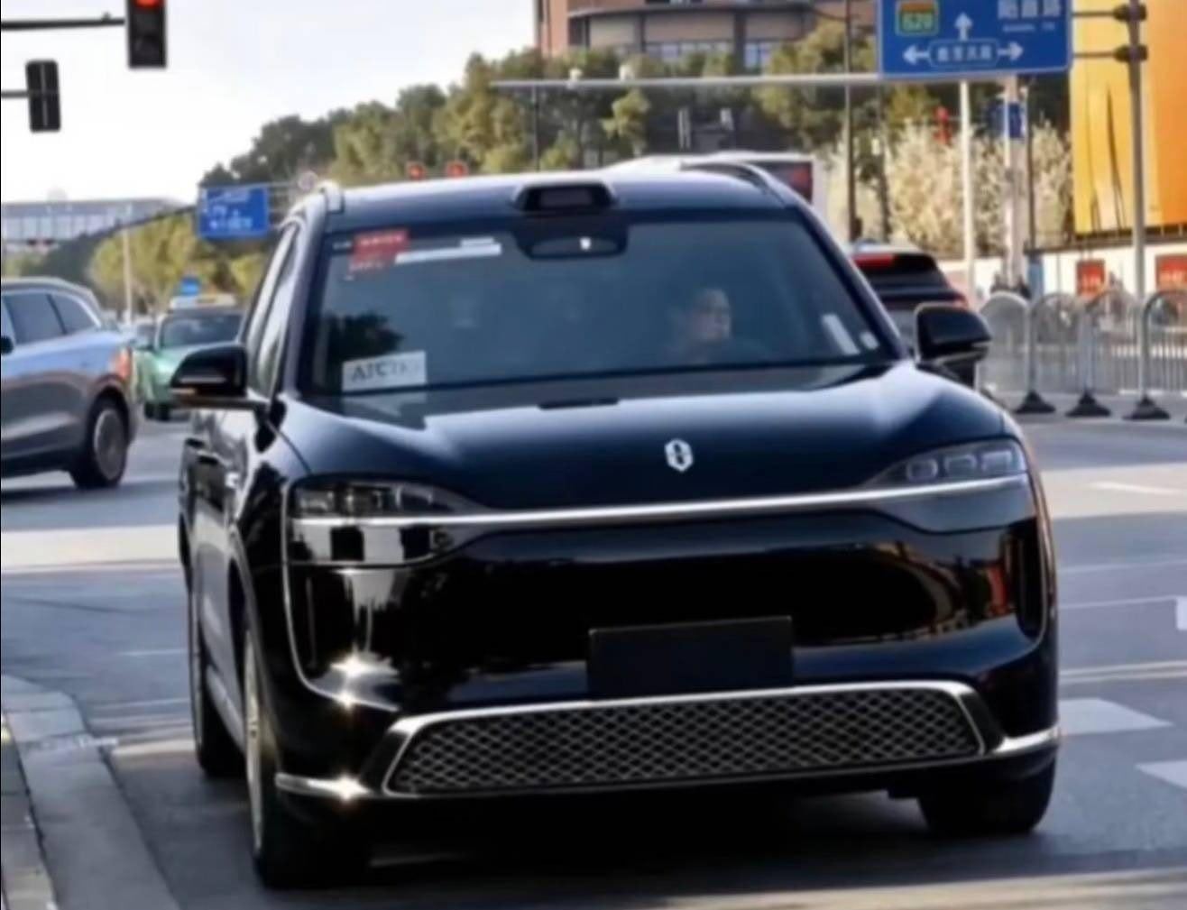 智驾硬件配置很不一般猜猜那个亮亮的会是什么？ 