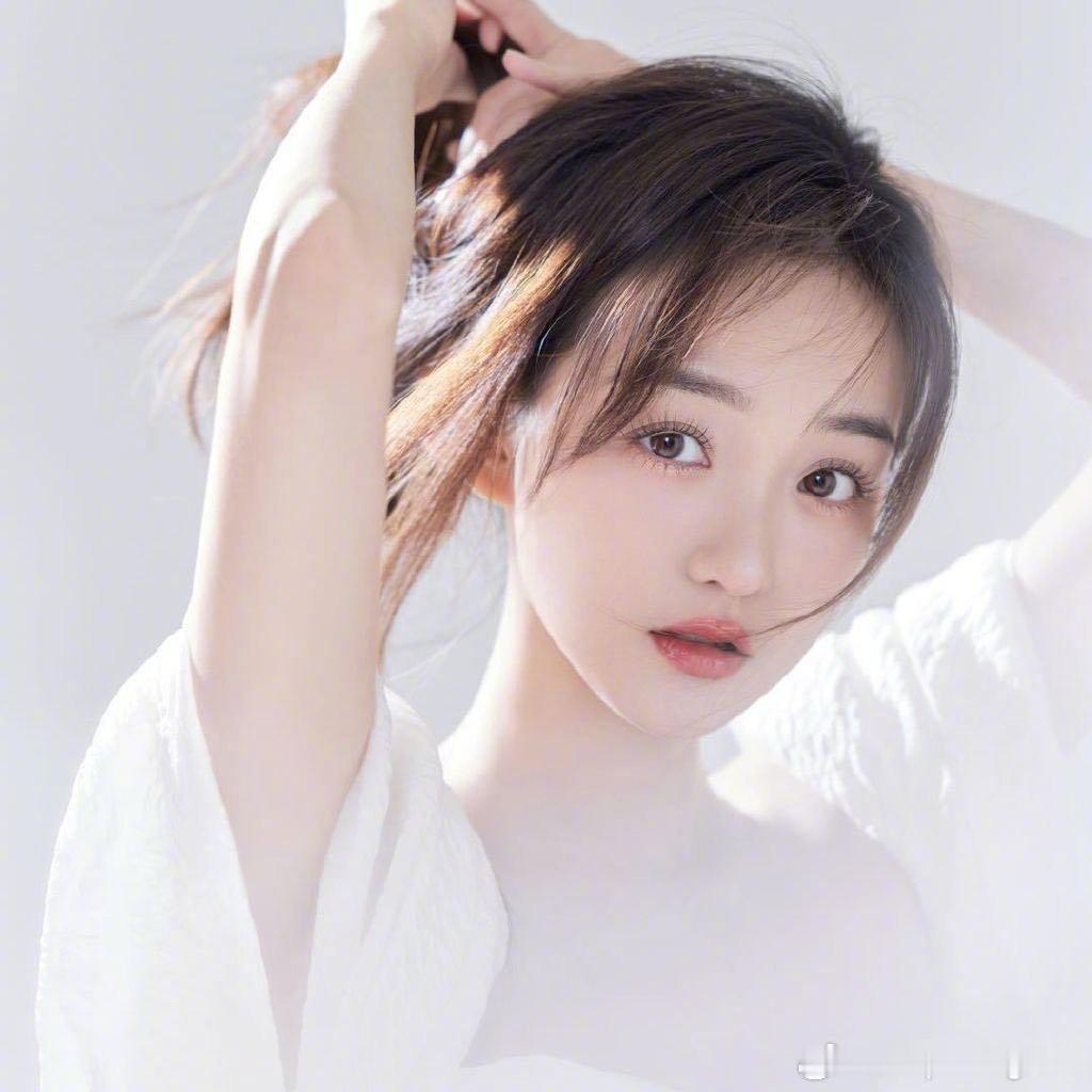 何泓姗给杨幂送生日祝福 我已经开始脑补俩人在剧组休息的时候，凑在一块对着手机偷菜