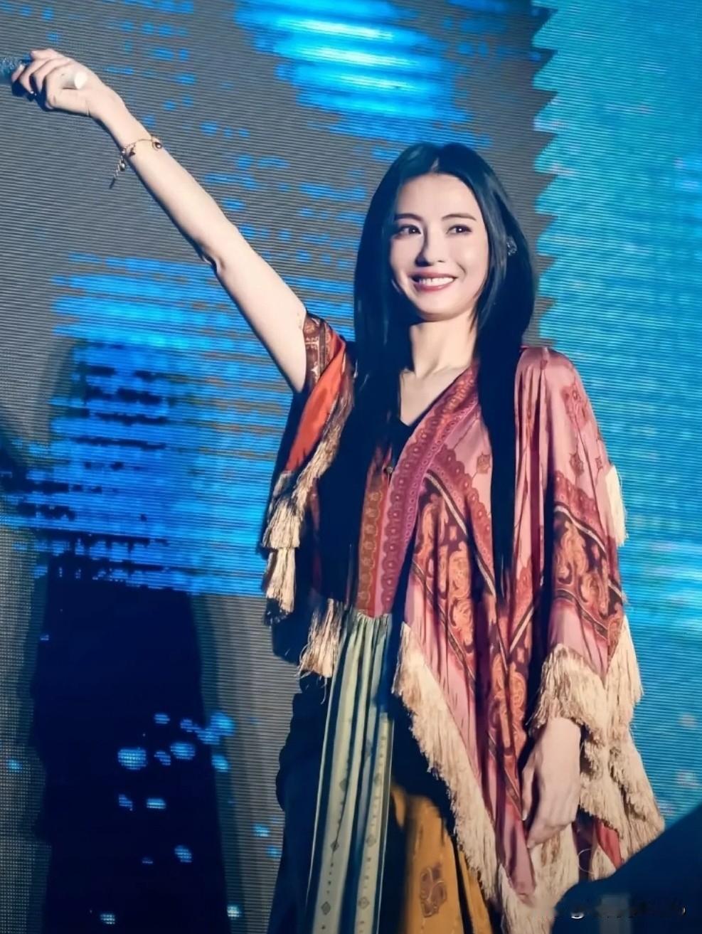 张柏芝出席演出活动，穿复古拖地长裙、留披肩长发，站在台上笑着，温柔又亮眼。
 