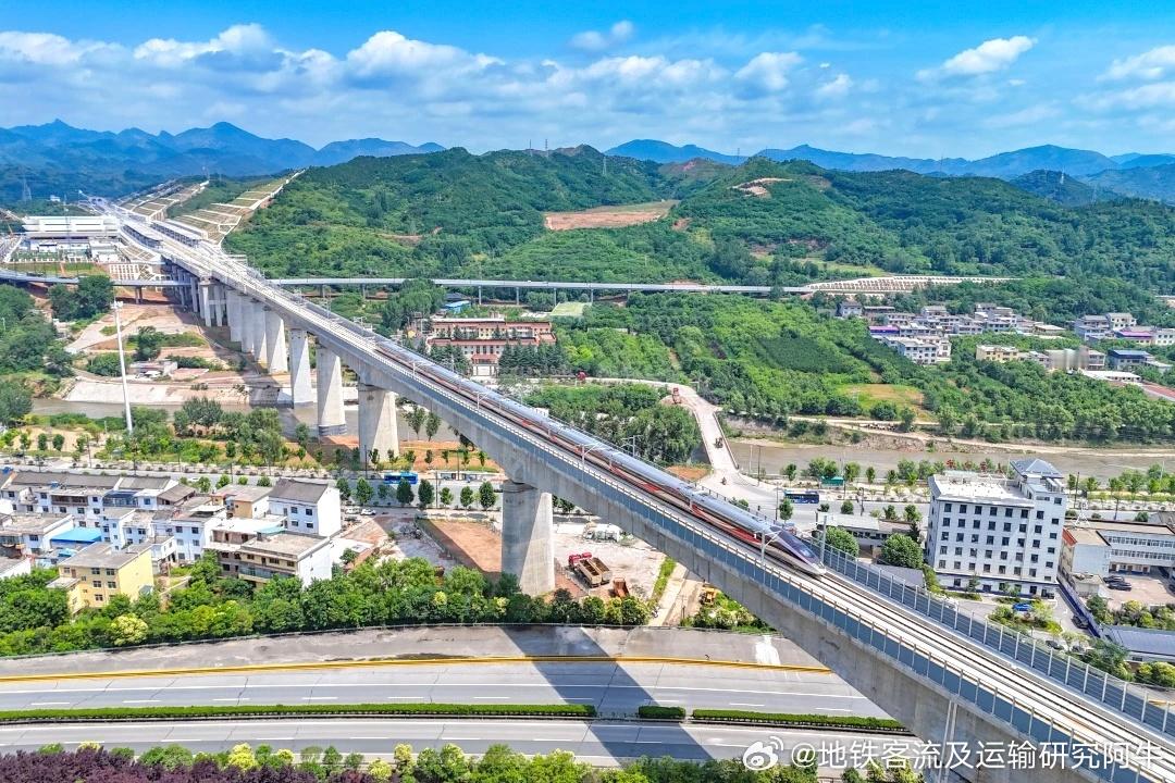 中国铁路 2026年1至7月，全国铁路发送旅客28亿人次，同比增长4.1%，再创