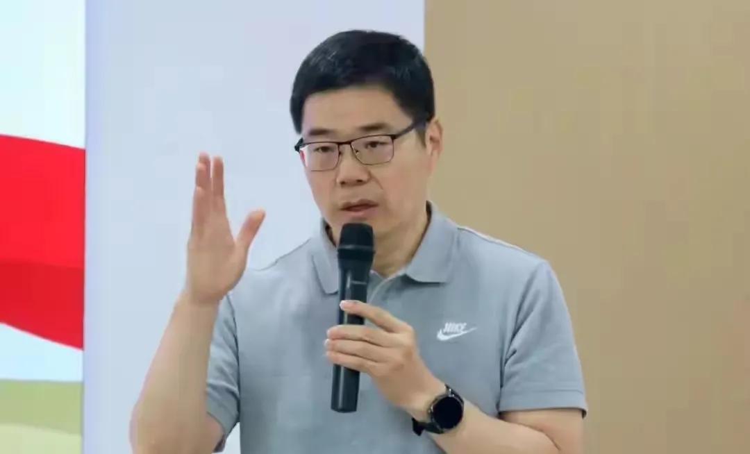 篮协主席郭振明，为何对禁赛队员 “下狠手”，对女篮换帅却沉默？宫鲁鸣尚存自知之明