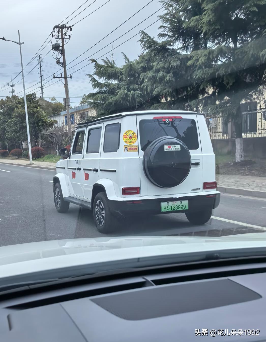 老头乐
这种这么大的，堪比真汽车的老头乐，机动车道上那么一开，不仔细看以为就是辆