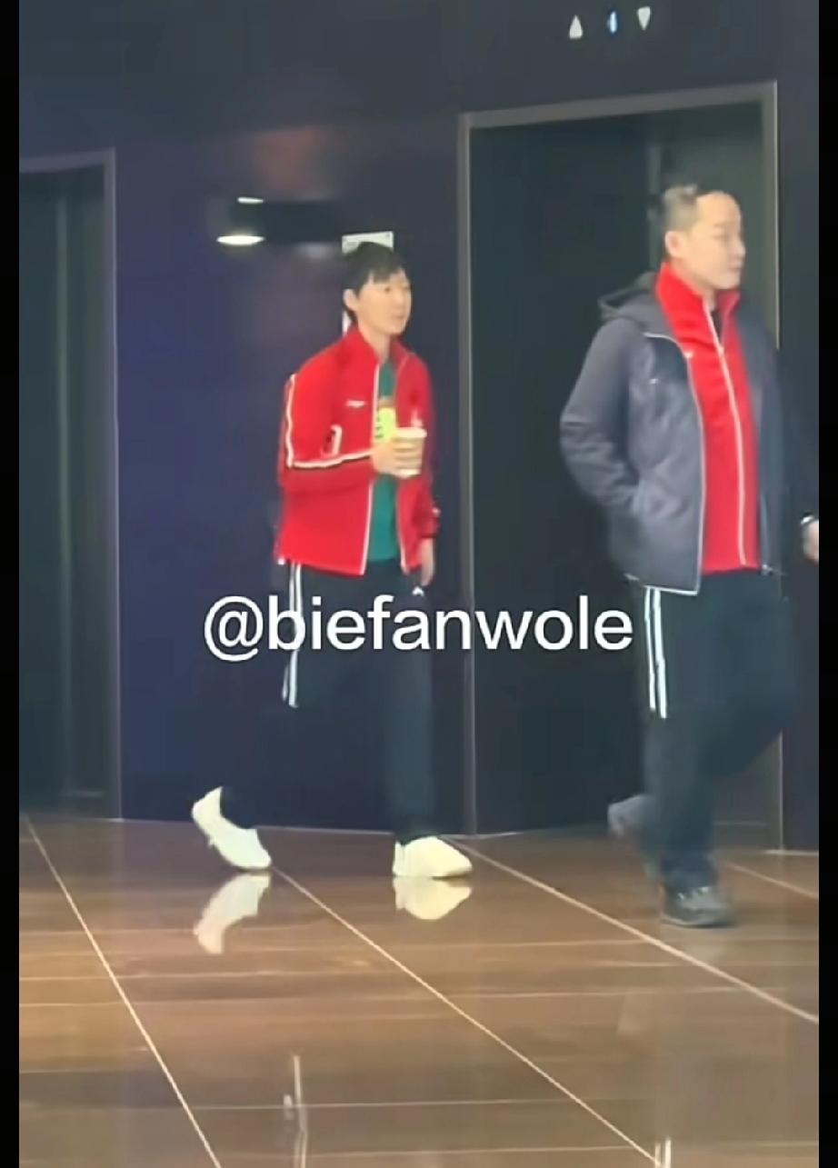 伦敦团体世乒赛，被拍到训练开始前和主管教练任浩一起吃完早饭返回，坐电梯上楼的王曼