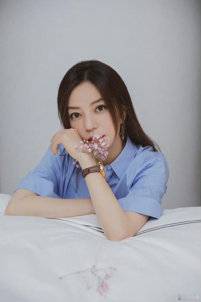赵薇官宣离婚  赵薇官宣离婚      2024 年 12 月 28 日，赵薇消