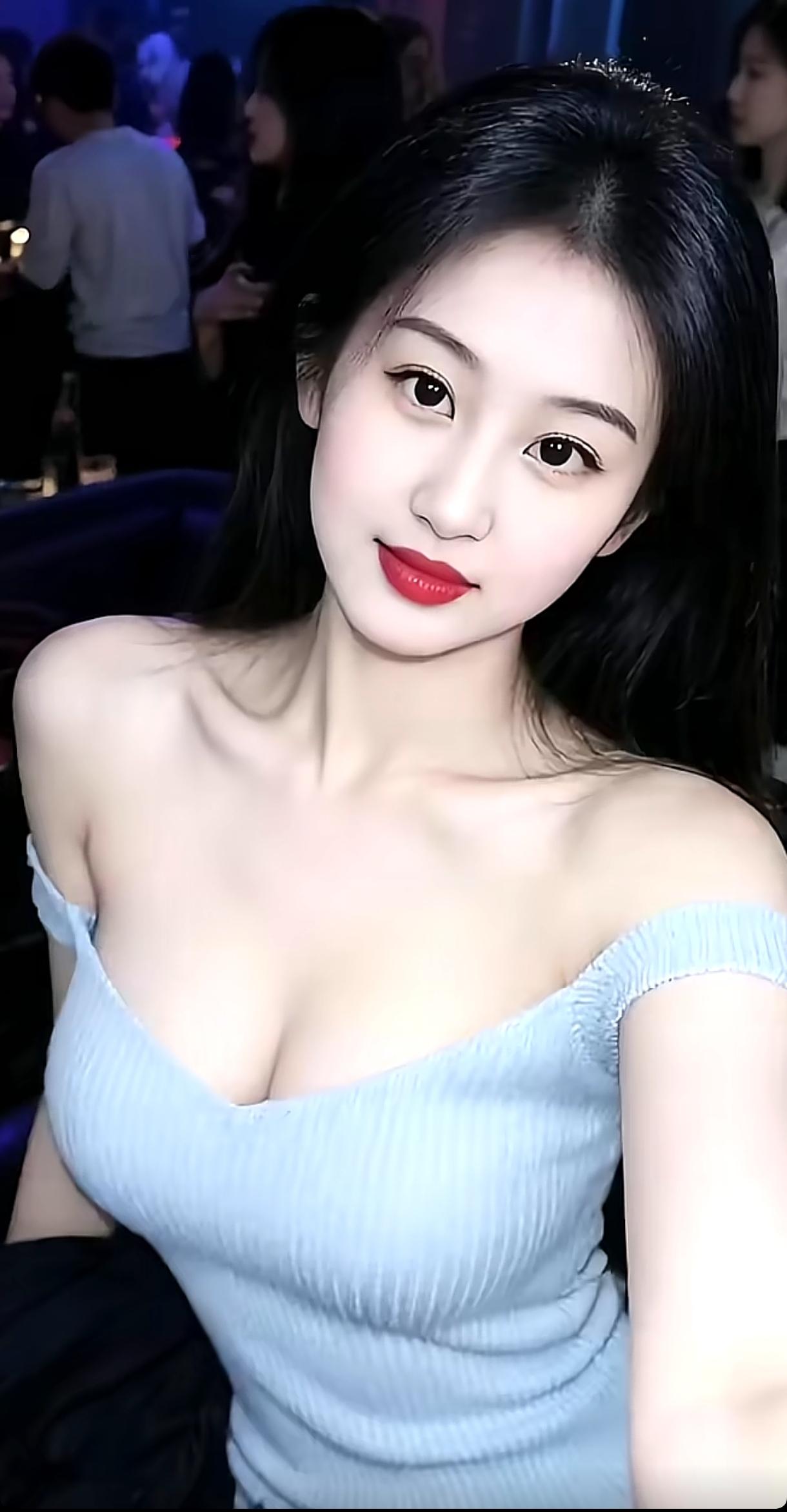 夜晚的酒吧，美艳动人，灯红酒绿，尽显魅力！🍷💃🔥分享甜美小姐姐随手拍 酒吧