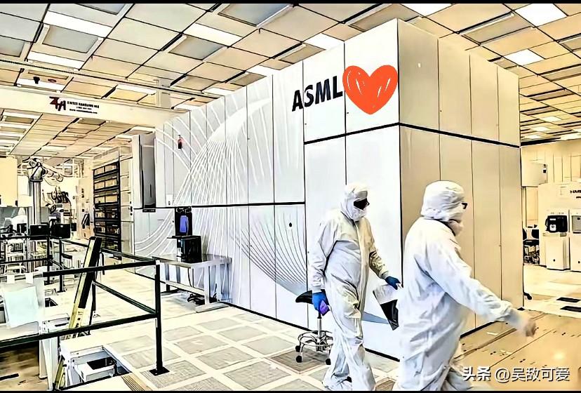 光刻机巨头阿斯麦的荷兰总部这几天算是炸锅了。

上千名工程师连午饭都不吃，直接把