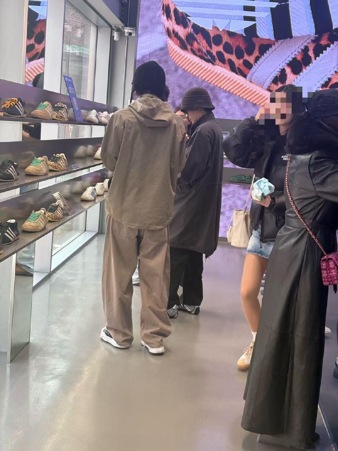 首尔偶遇曾舜晞梁永棋陈鹤一买鞋韩国偶遇曾舜晞梁永棋陈鹤一逛街，我现在去偶遇还来得