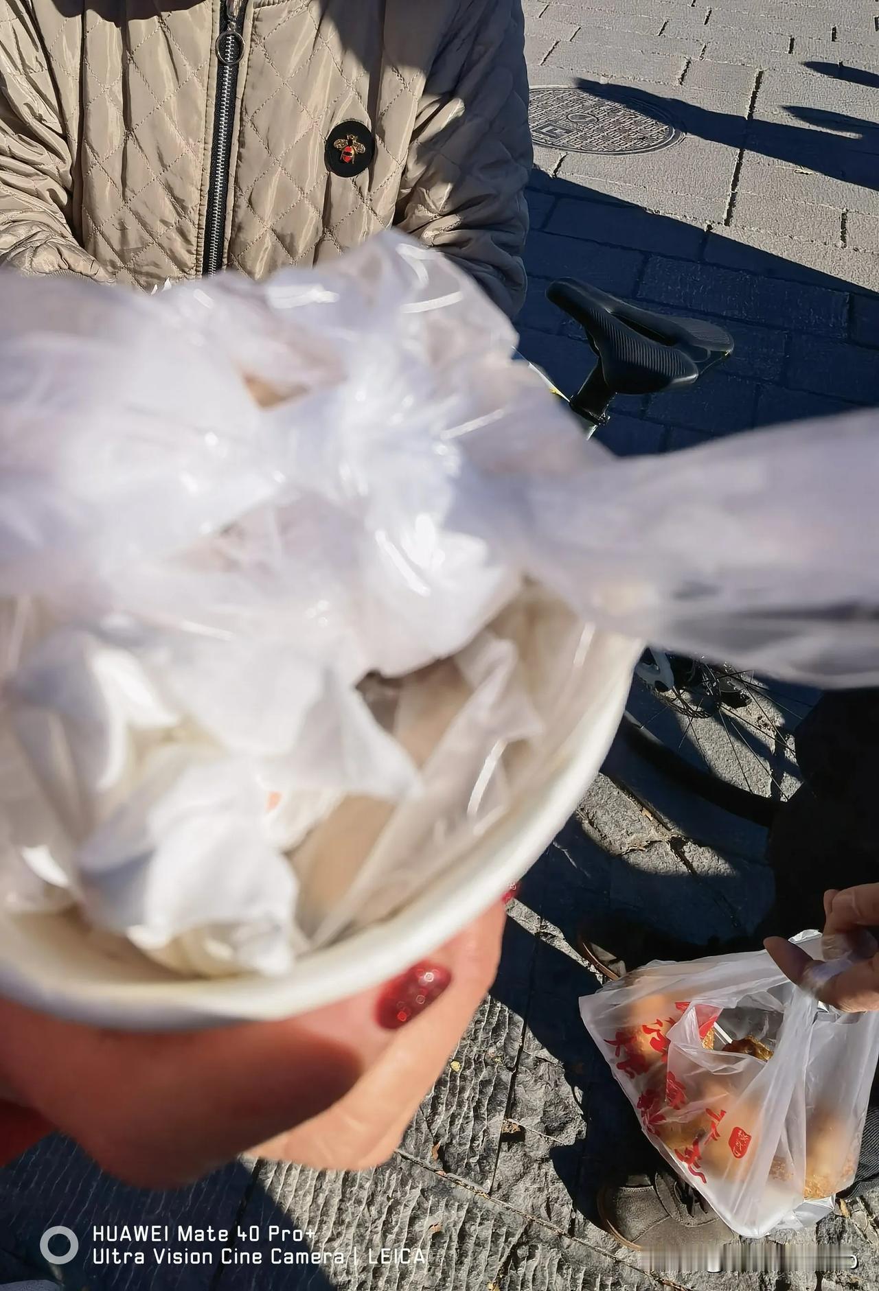 石景山模式口大街上见不到拉圾箱（筒）
我们从东往西逛，吃到了串糖葫芦、猪油饼、山