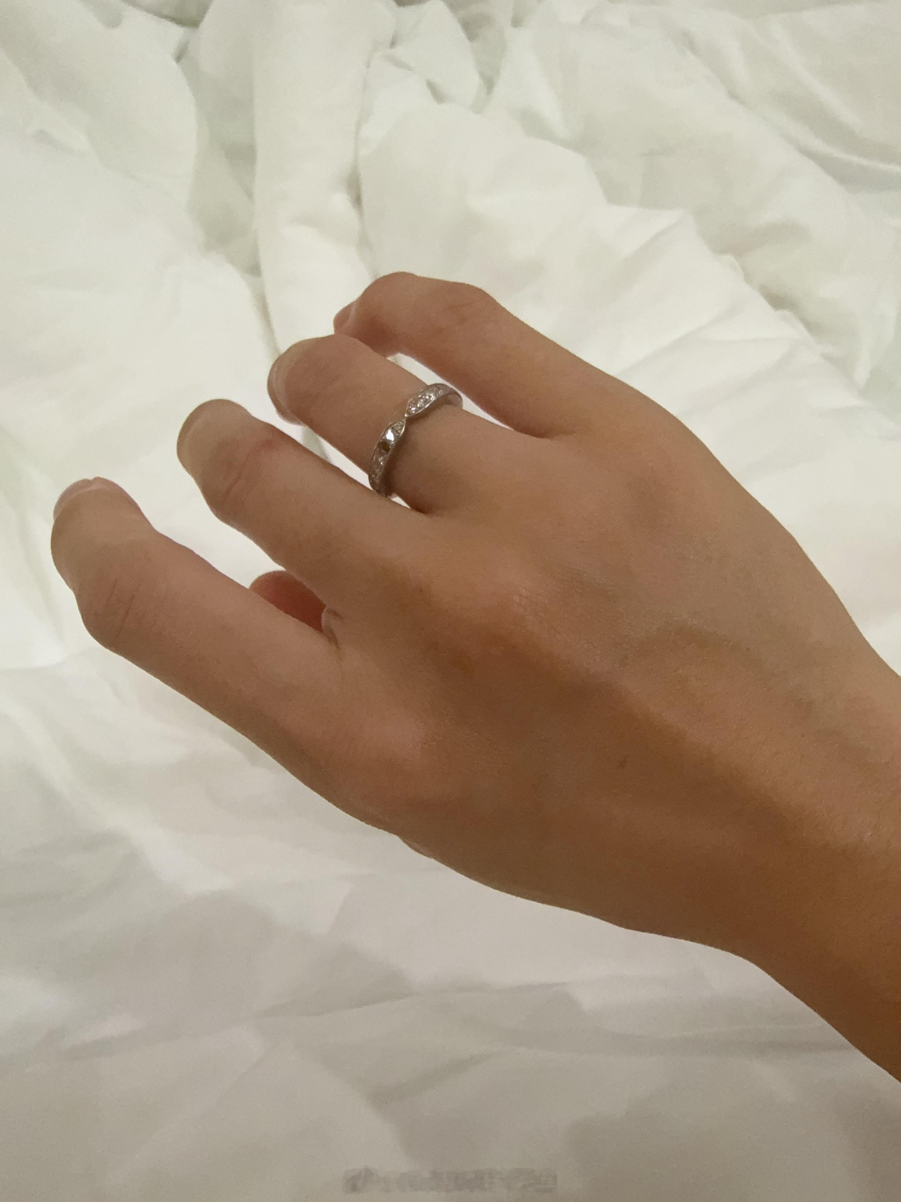 都说年少不知黄金香，后悔结婚把钱拿去买钻戒了。我倒是觉得不冲突，我结婚时甚至都没