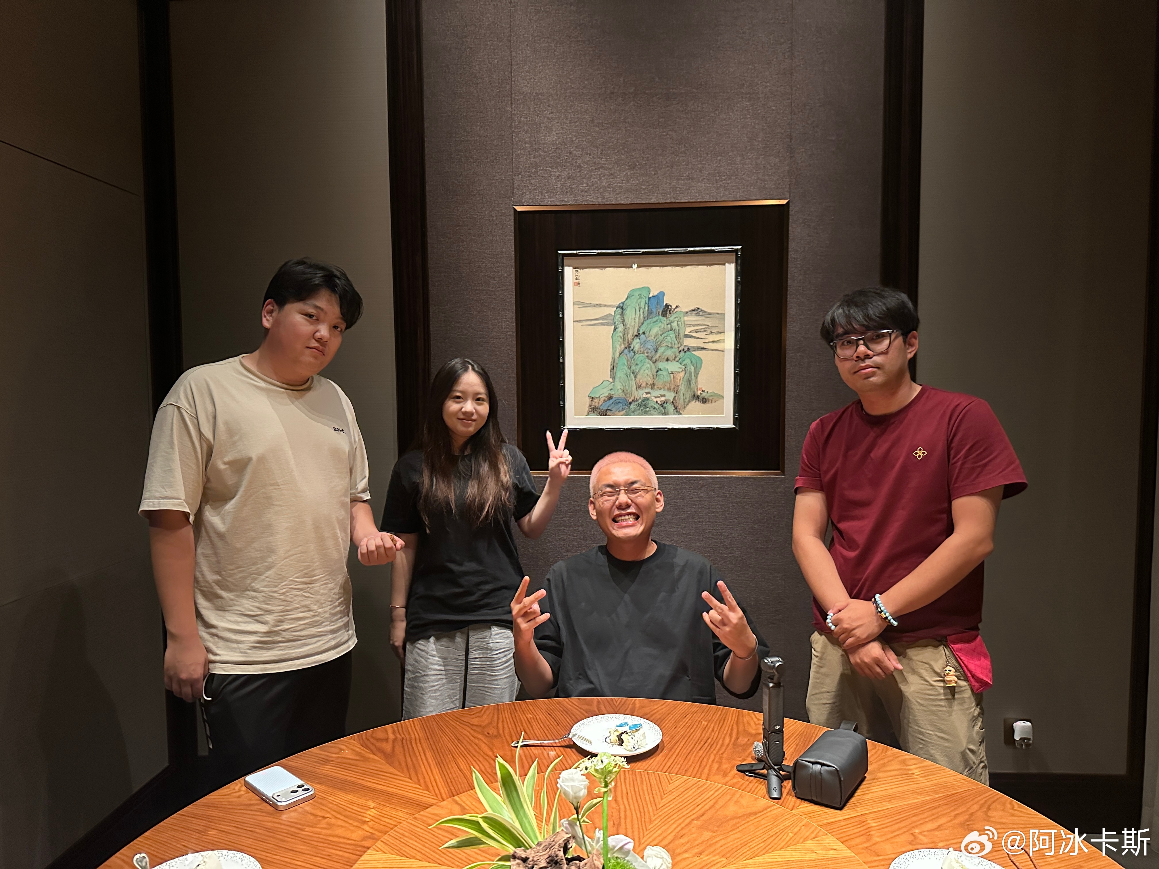 没错 我是4号过生日 但周中大家都比较忙所以今天跟兄弟们小聚一下少喝了一些所以还