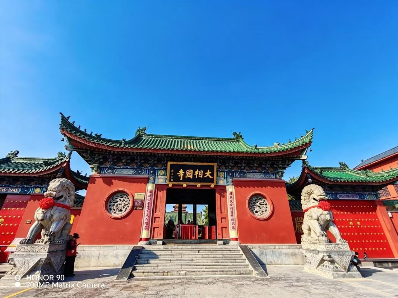 来到开封大相国寺，这座坐落于城市中心的古寺，隔绝了街边的热闹喧嚣。这里曾是北宋鼎