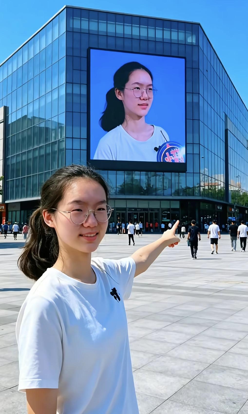 网友建议韩雅平开通抖音直播账号，打开礼物通道给母亲攒医药费。

699分韩雅平热