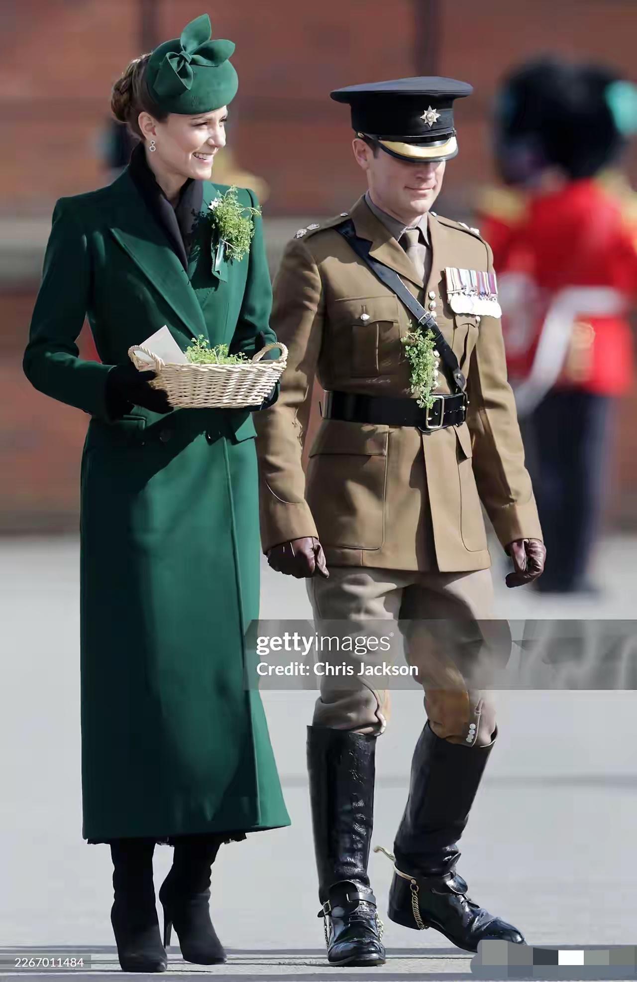 属于三叶草☘️和凯特的圣帕特里克节[耶]
身为爱尔兰卫队上校，自然要参加国庆节，