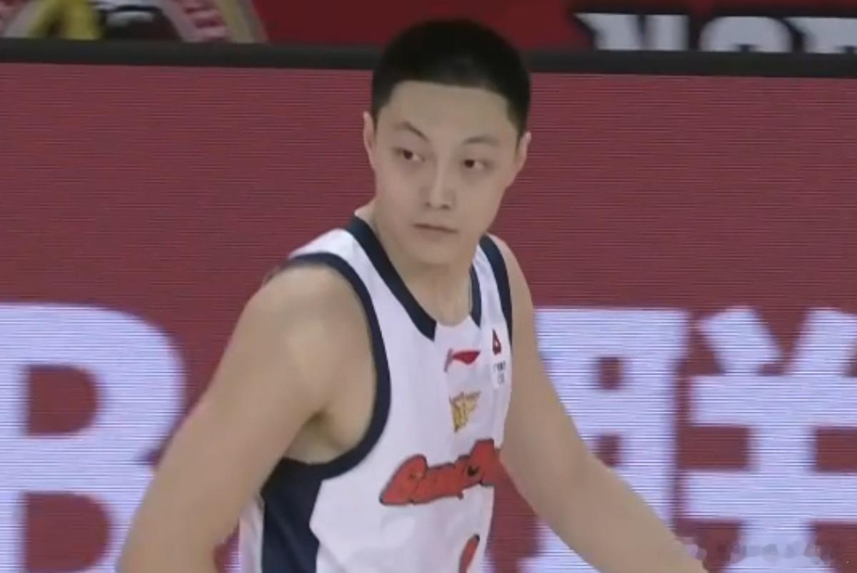 广东男篮战胜吉林男篮 胡明轩最近状态回暖，连续5场比赛得分上双，这5场一共进了1