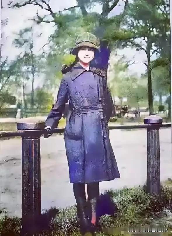这张照片定格了16岁的林徽因在伦敦的倩影。
那时的她身着束腰长风衣，头戴精巧礼帽