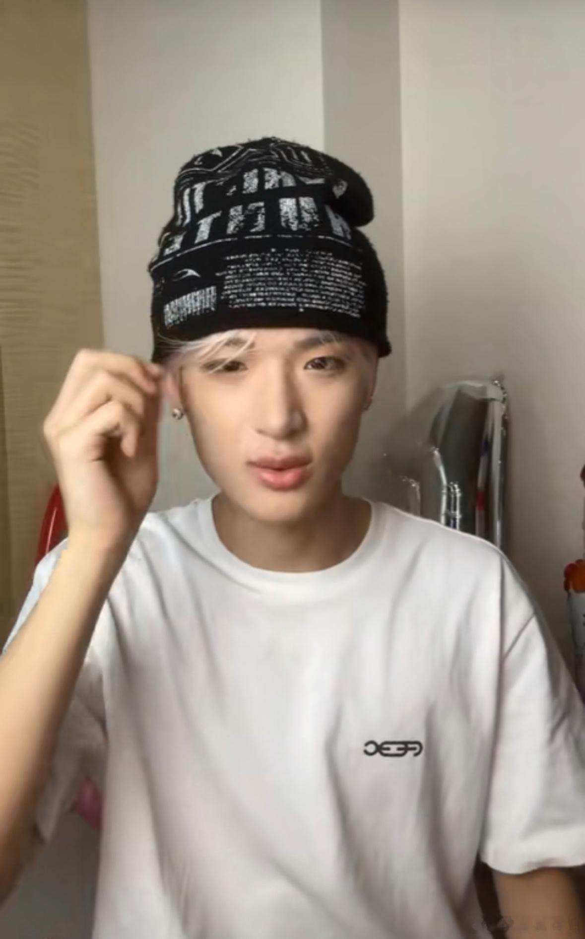 要不咱这帽子就不戴了倔强的刘海和没招的孩子张峻豪真没招了 ​​​