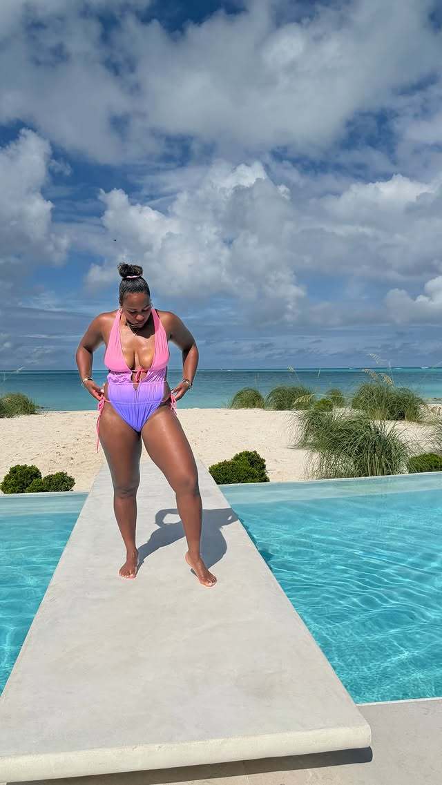 汤森德发布海滩清凉照🏖️