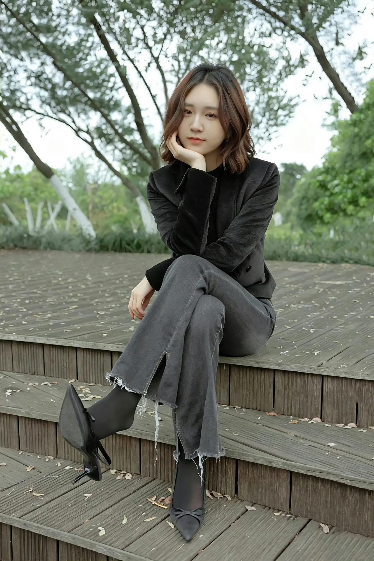 秋日OOTD｜松弛感是最高级的时髦

最近超爱这种不费力的穿搭——黑色短款西装+