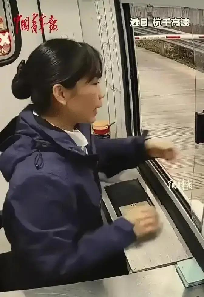 浙江高速口，卡车司机刚交完费准备走，收费员小陈突然把人喊住。
原来他瞅见车厢里全