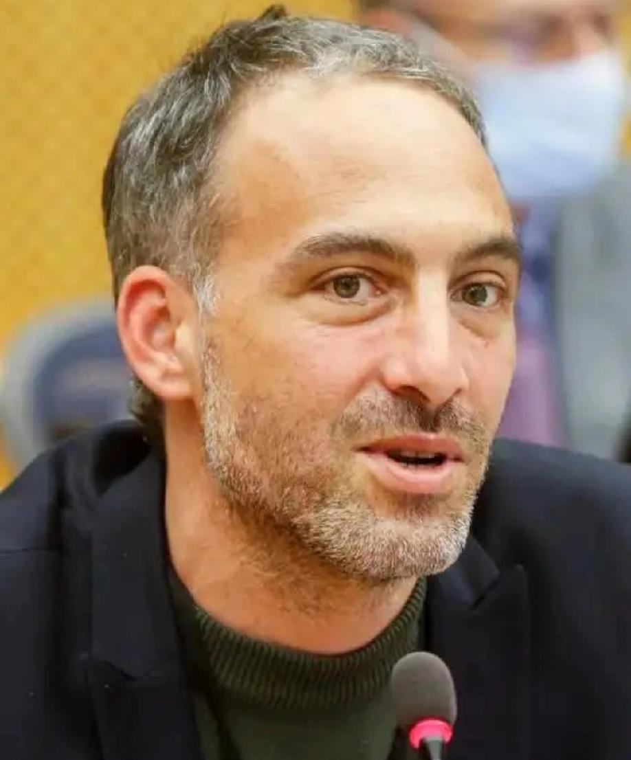 2月9日，欧洲议会人权小组副主席格鲁克斯曼对媒体说:“黎智英被判20年，严重损害