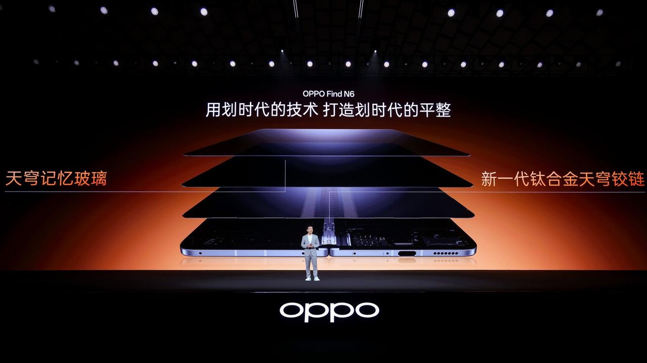 折叠屏的优势在于大屏视野和多场景使用，可一道明显的折痕，就能把这些优势打折扣。刷