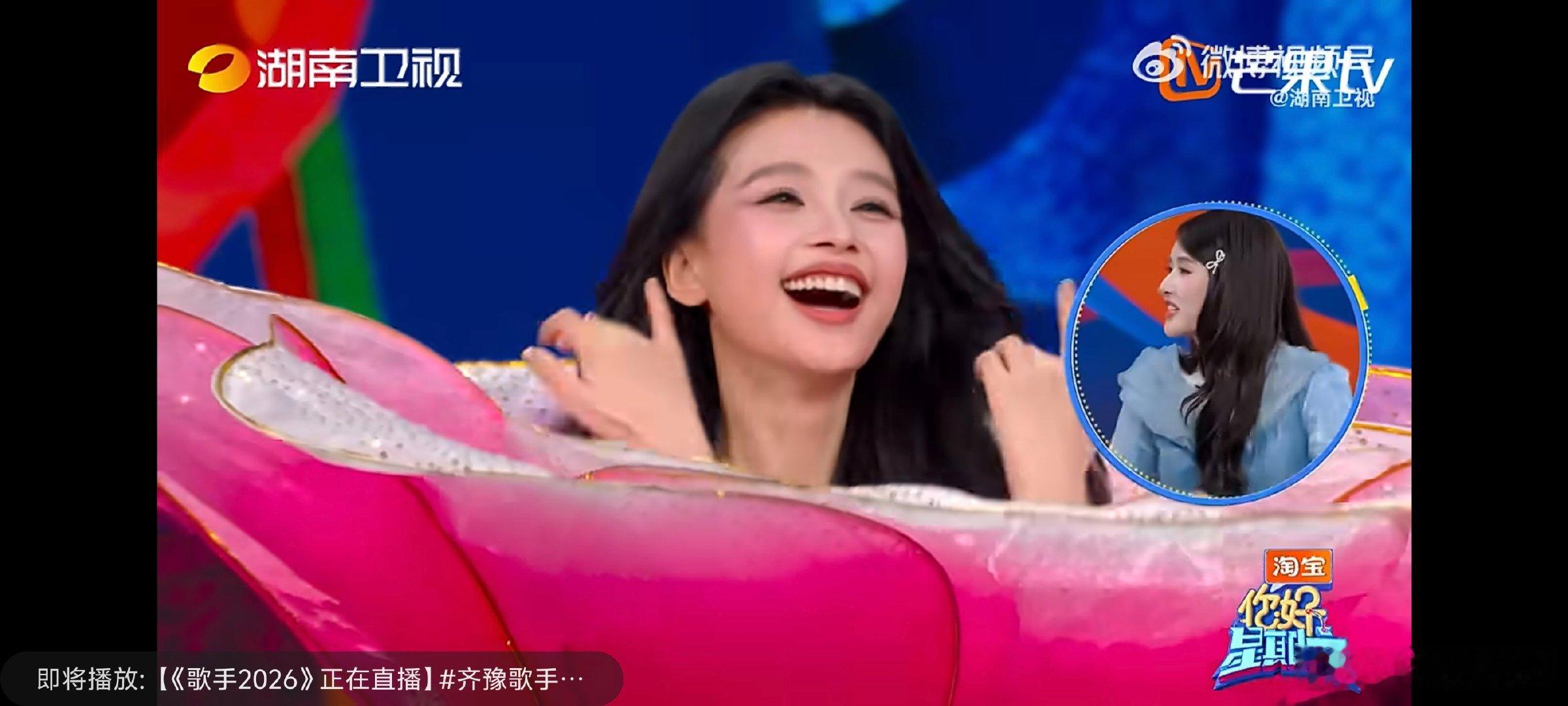 孙怡妥妥的花仙子不同于常规的舞台穿搭，这件巨型花瓣上衣创意十足，一亮相就打破了大