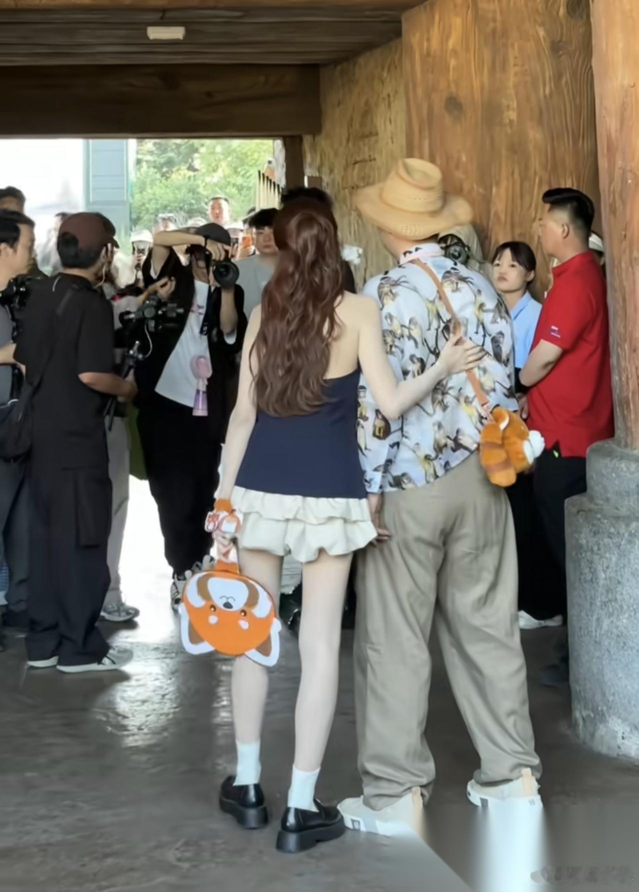 沈梦辰和杜海涛，这样一看，沈梦辰真的又白又瘦，对海涛是生理性喜欢。 之前很多人都