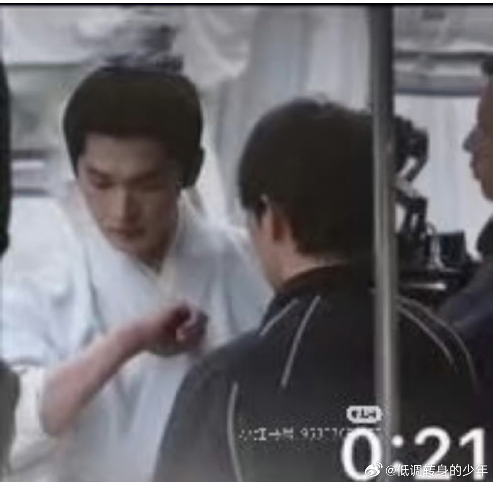 杨洋拍不让江山左手还没好右手又受伤了打戏的剧 武指不在场吗，对手演员这没参加武训