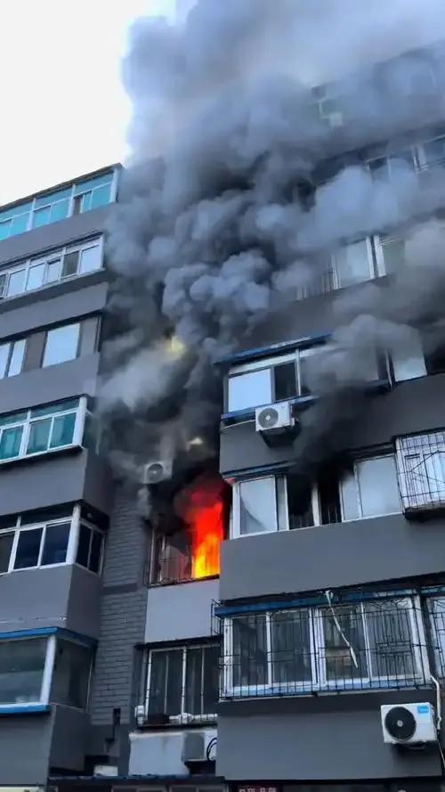 一媒体报道，12月18日珠海市绿景玺悦湾南小区，一业主在小区纵火，还在业主群喊话