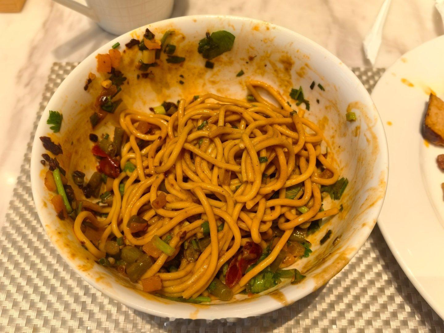 掐指一算，确实有大半年没吃热干面了，刚到酒店，整上一碗，舒坦！  ​​​
