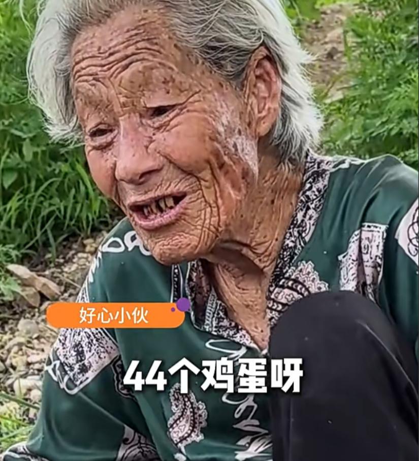 山东，1老人拎着半篮鸡蛋坐在路边等生意，男子见后想买，却因鸡蛋个数与老人吵了起来