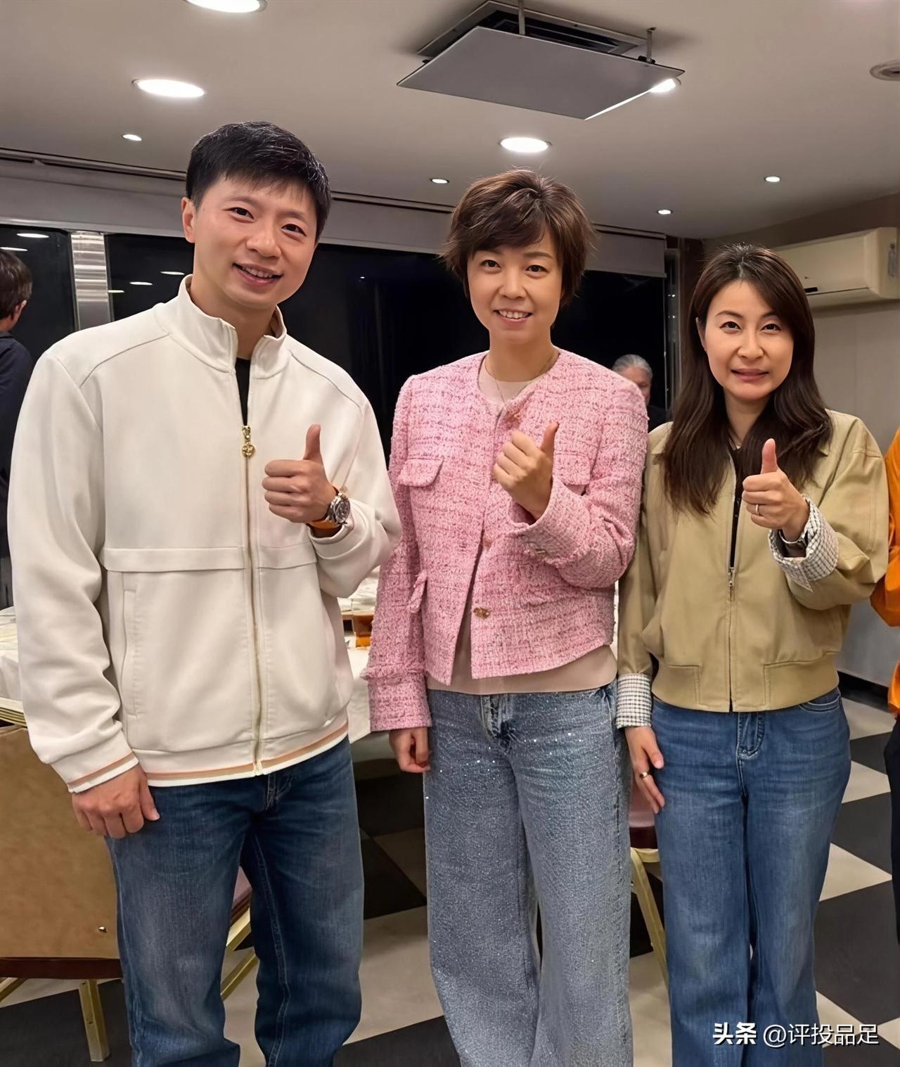 马龙应昨天邀前往香港理工大学参加体育交流活动，三位奥运冠军同框，他们一共拿到14