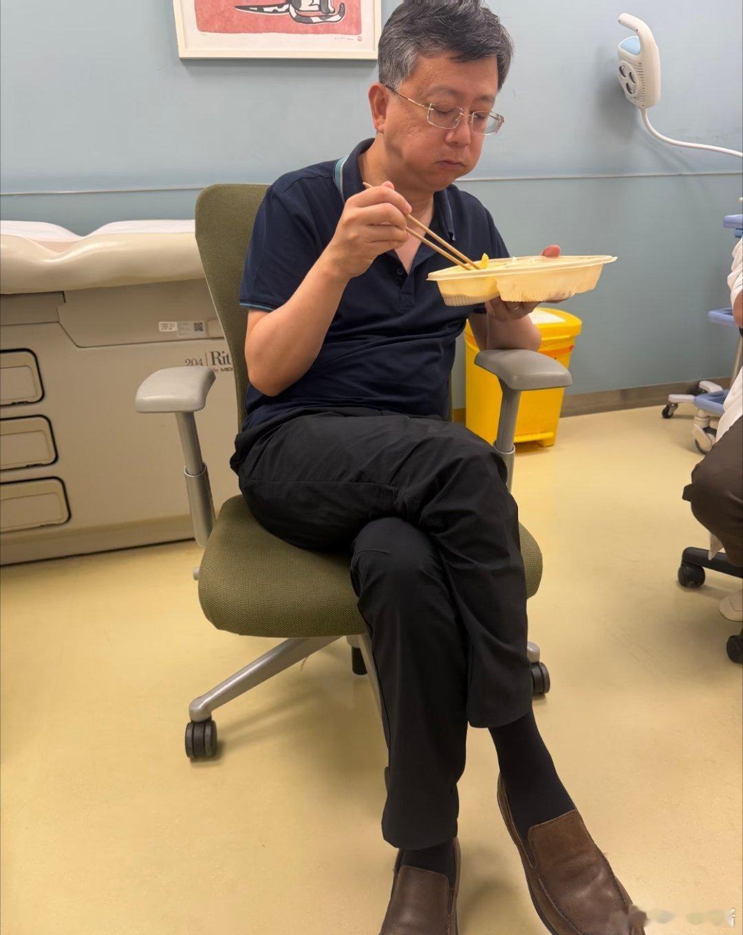 老公吃完饭就陪你们玩 