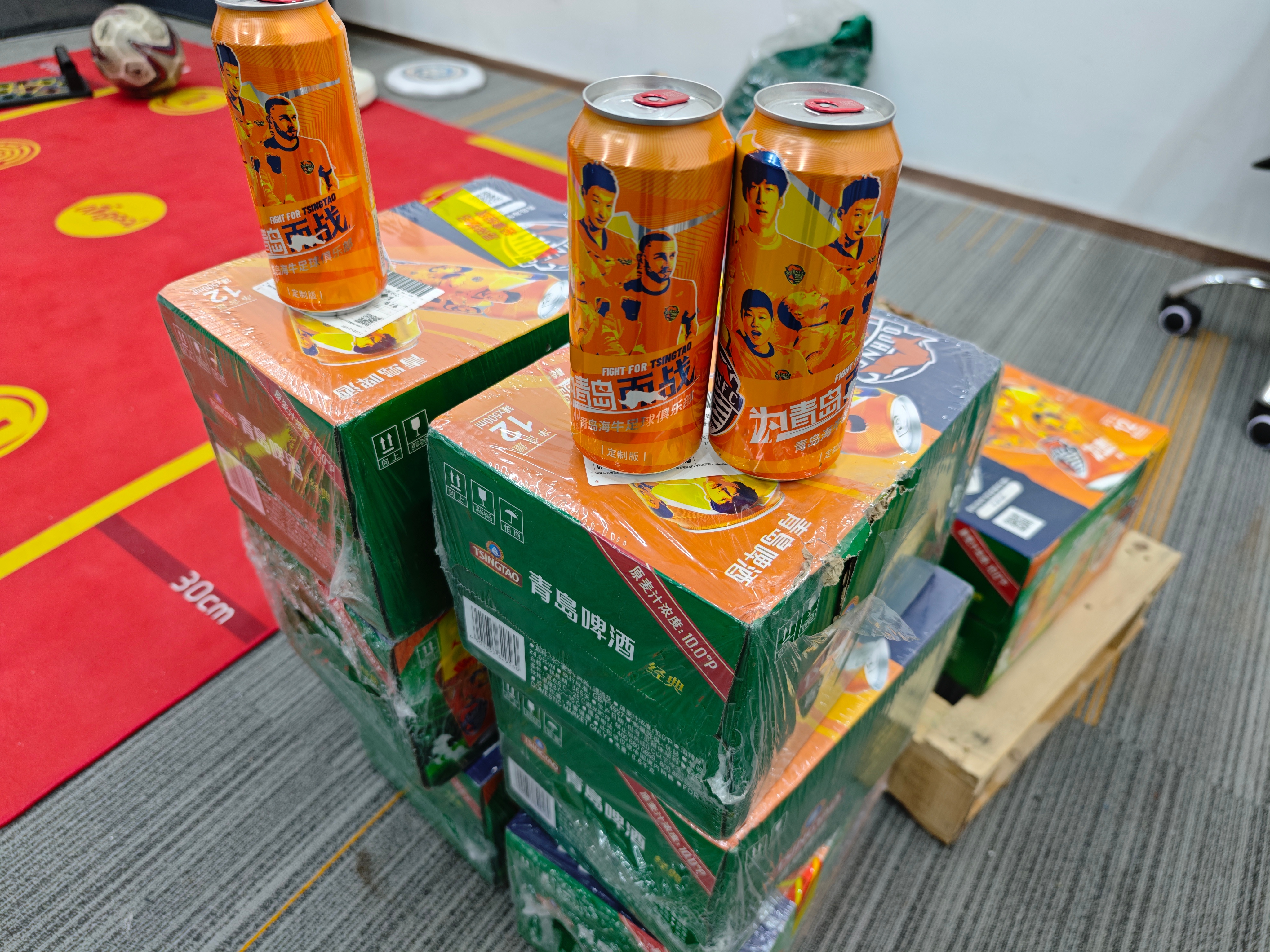 又收到青岛海牛的六箱定制啤酒办公室真的快放不下了本想着转发抽奖送了但想想邮费可能