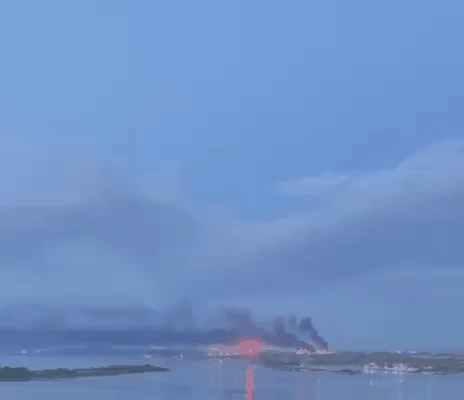 俄罗斯萨拉托夫炼油厂持续燃烧一夜，到早上还是一片火光冲天。城市天际线被浓烟笼罩。