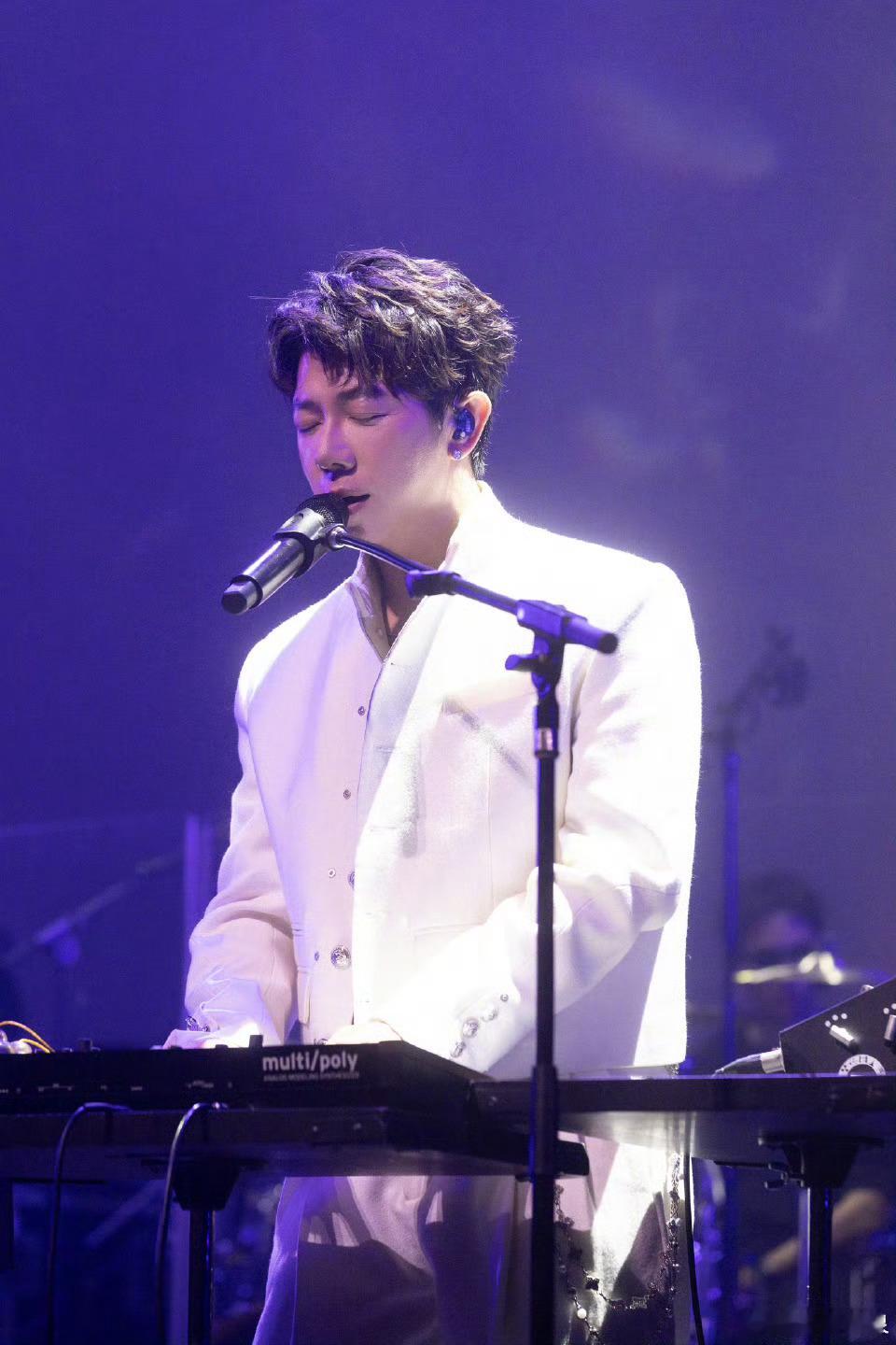 什么春晚让两届歌王同台了 双王炸同台太顶了！2013初代歌王胡海泉×2025新科